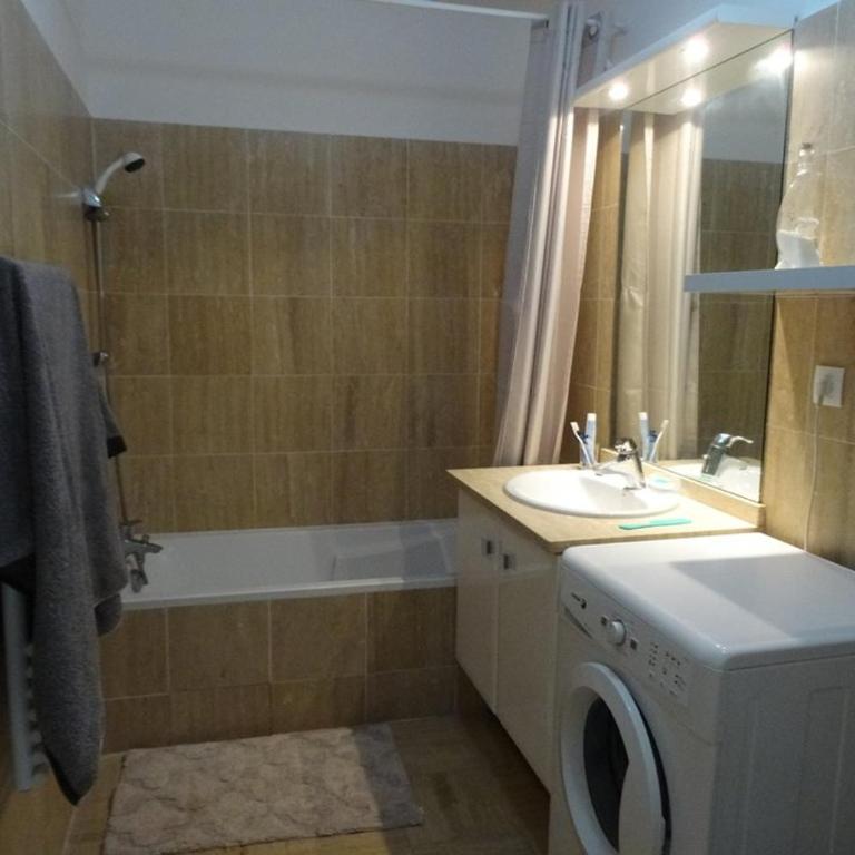Appartement spacieux à Hyères avec piscine, climatisation et Wi-Fi - FR-1-335-156 - Apartment - 8