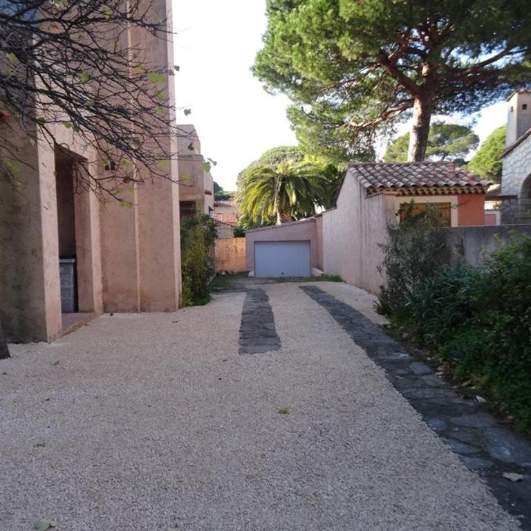 Appartement Hyères : 2 pièces, jardin privé, proche plage et port, WIFI, parking - FR-1-335-161 - Apartment - 3