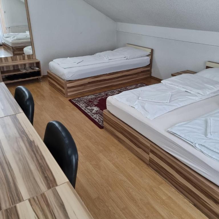 City Bridge Guest House - Triple Room with Balcony and River View - 10