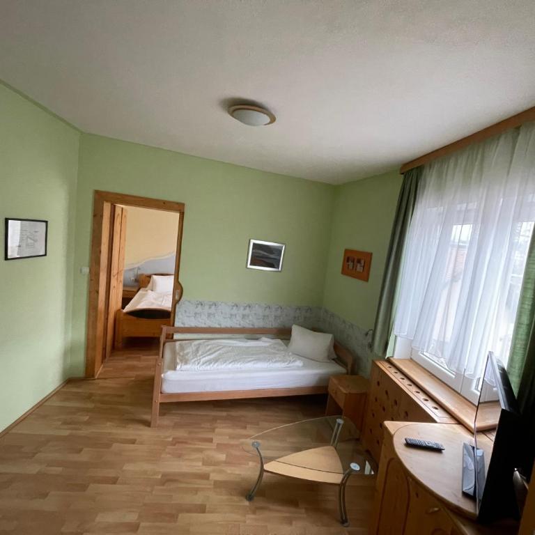 Waldrestaurant VIDA - Dreibettzimmer mit Dusche - 10