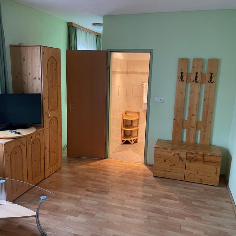 Waldrestaurant VIDA - Dreibettzimmer mit Dusche - 5