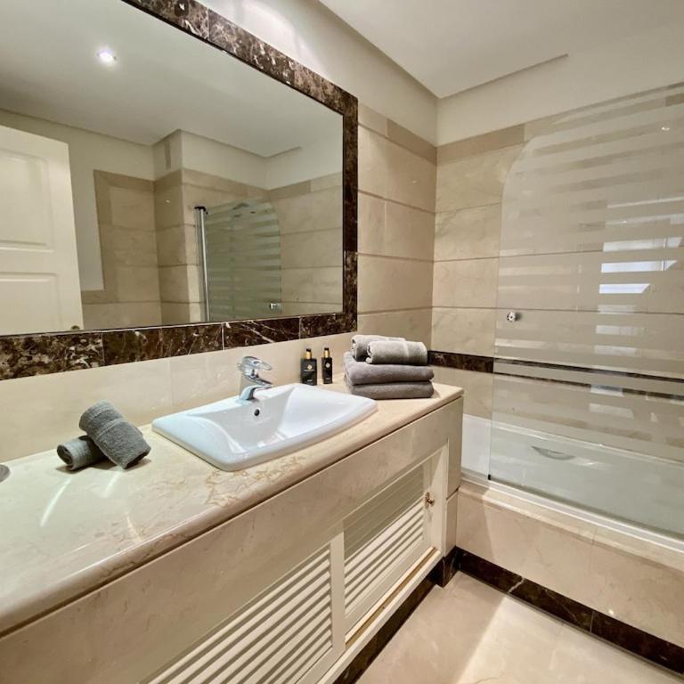 Beautiful 5 * Penthouse very near the beach - Three-Bedroom Apartment - 15
