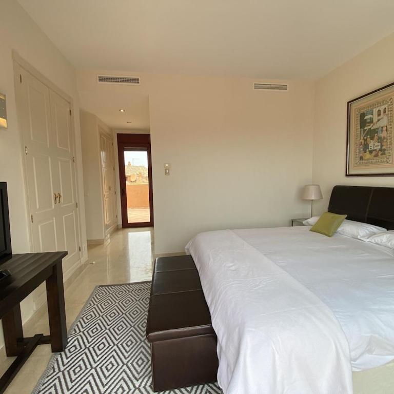 Beautiful 5 * Penthouse very near the beach - Three-Bedroom Apartment - 19