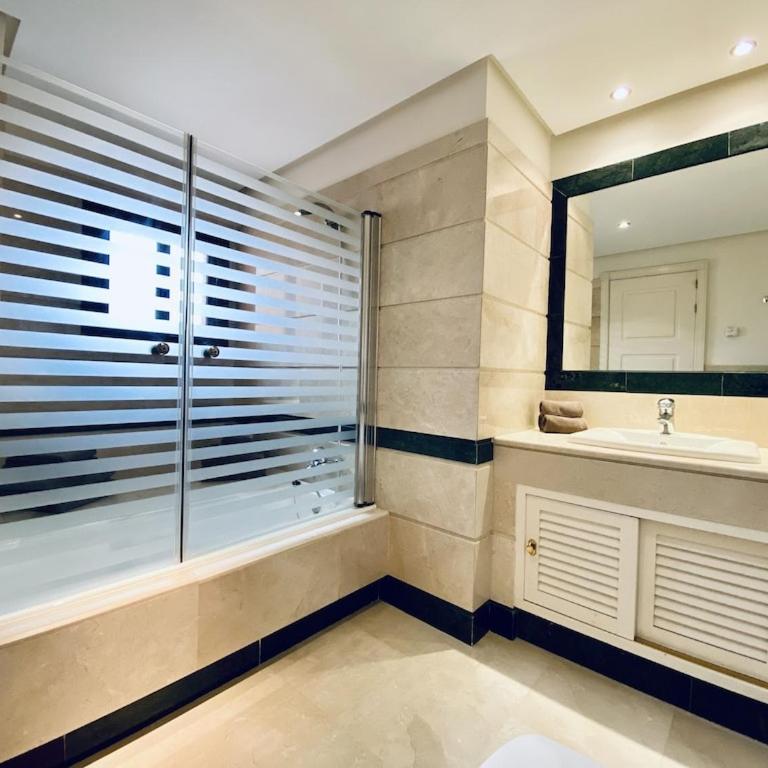 Beautiful 5 * Penthouse very near the beach - Three-Bedroom Apartment - 23