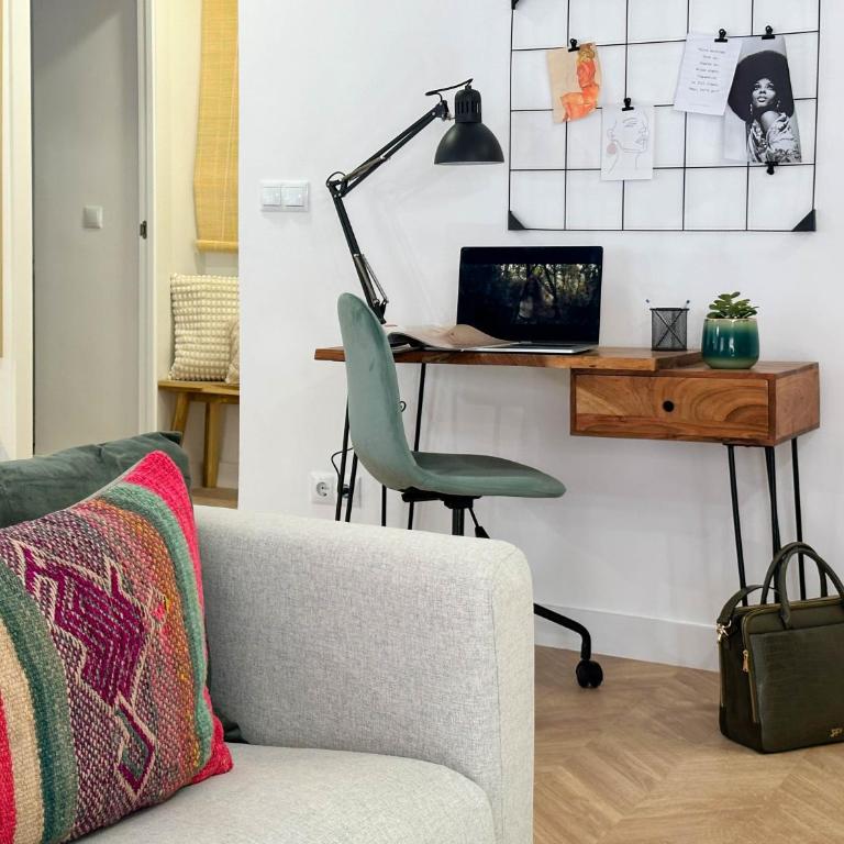 Elegante apartamento a unos pasos de la Rambla. - Two-Bedroom Apartment - 1