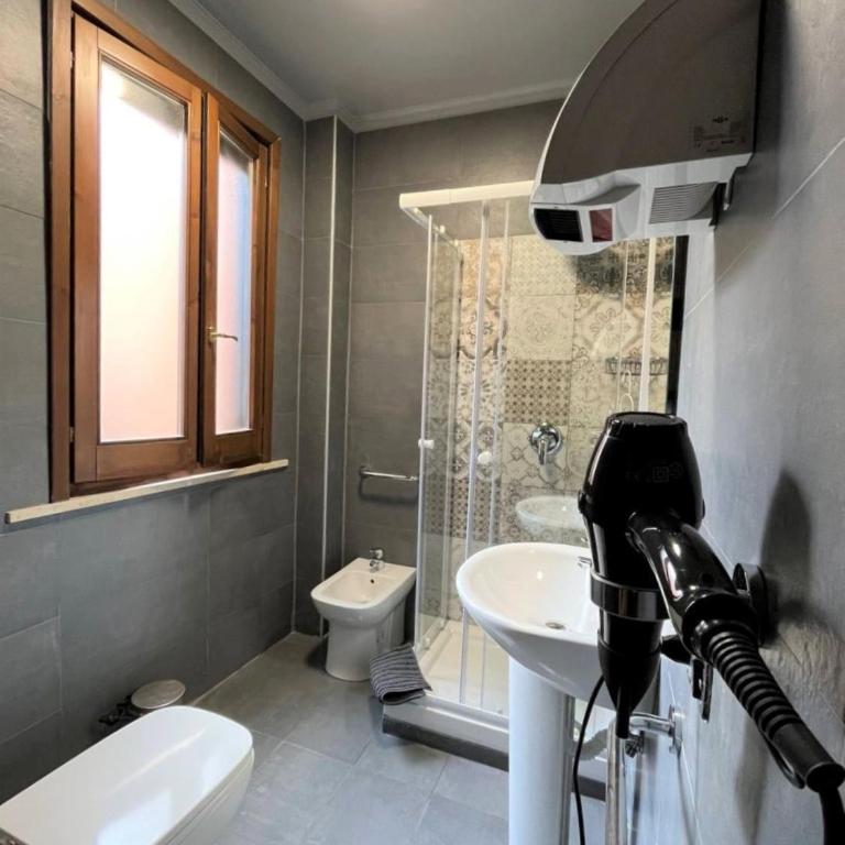 Free Hostels Roma - Posto letto in Dormitorio Femminile a 6 Letti con Bagno Privato - 6