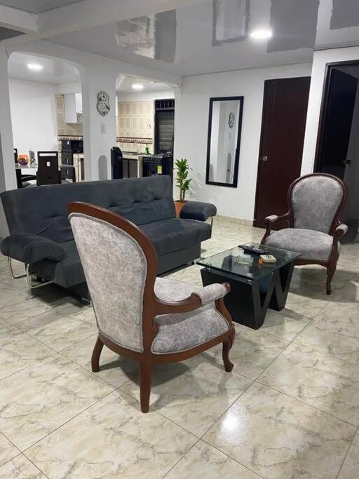 ALOJAMIENTO CON PARQUEO CERCA A LA BASÍLICA - Apartamento de 3 dormitorios - 2
