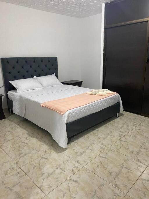 ALOJAMIENTO CON PARQUEO CERCA A LA BASÍLICA - Apartamento de 3 dormitorios - 11