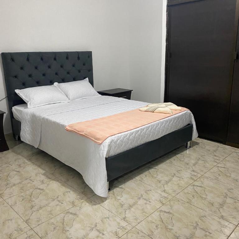 ALOJAMIENTO CON PARQUEO CERCA A LA BASÍLICA - Apartamento de 3 dormitorios - 16