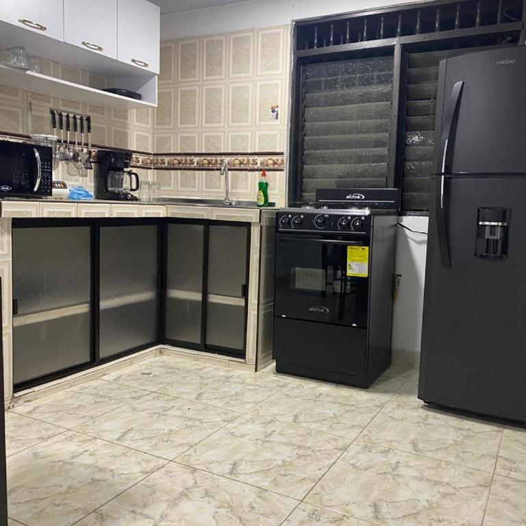 ALOJAMIENTO CON PARQUEO CERCA A LA BASÍLICA - Apartamento de 3 dormitorios - 17