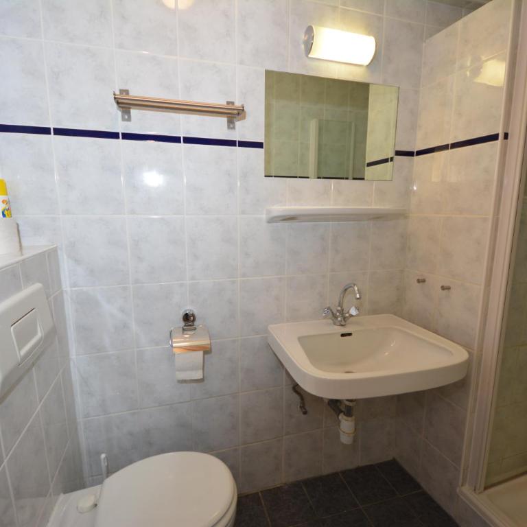 Haus Irmgard by Châtel Reizen - Dreibettzimmer mit eigenem Bad - 8