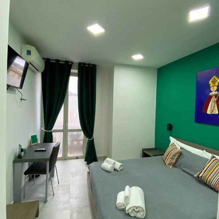 2Naples Rooms - Camera Matrimoniale con Balcone - 1
