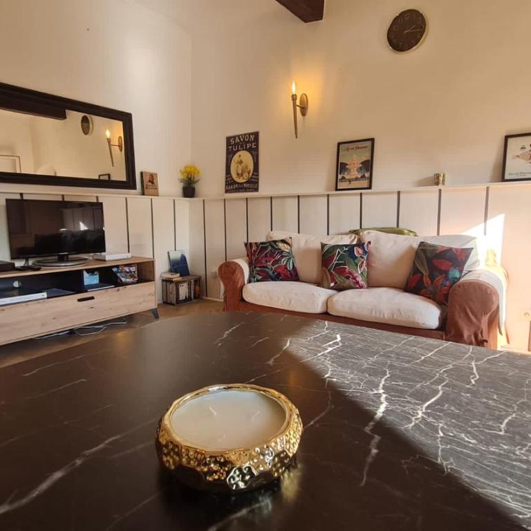 Sunny Apartment with Nice View in History City Center - Apartment - 8
