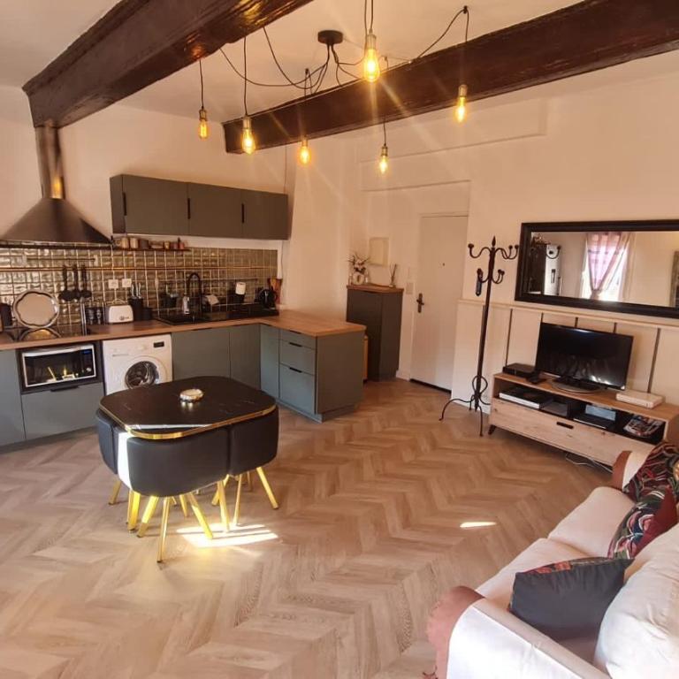 Sunny Apartment with Nice View in History City Center - Apartment - 9