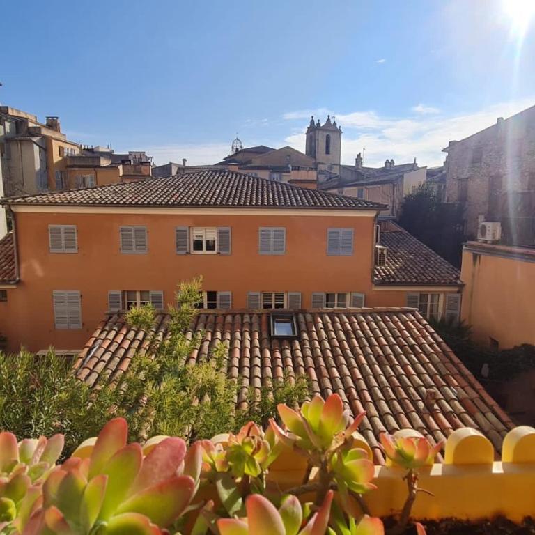 Sunny Apartment with Nice View in History City Center - Apartment - 13