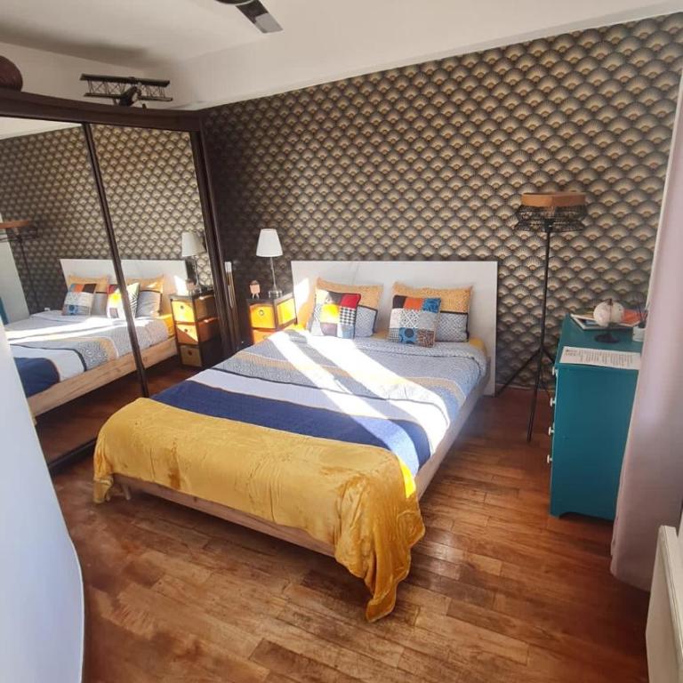 Sunny Apartment with Nice View in History City Center - Apartment - 1
