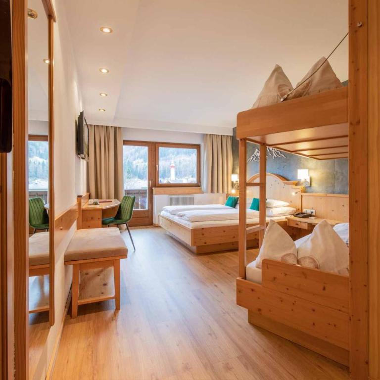 Familien- & Vitalhotel Auenhof - Familienzimmer mit Bergblick - 1