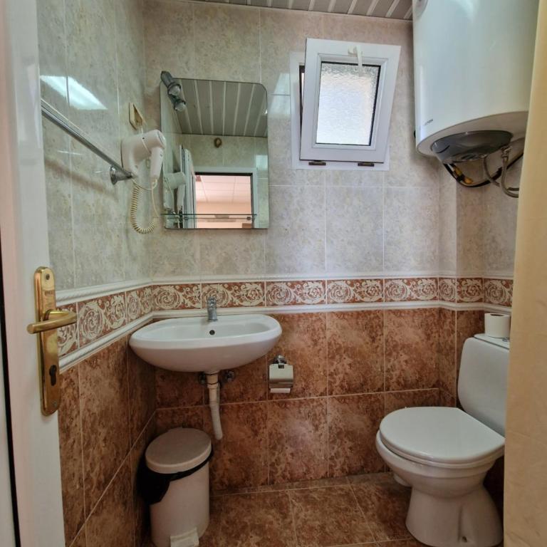 Villa Izvor - Četvorokrevetna Soba sa Balkonom - 3