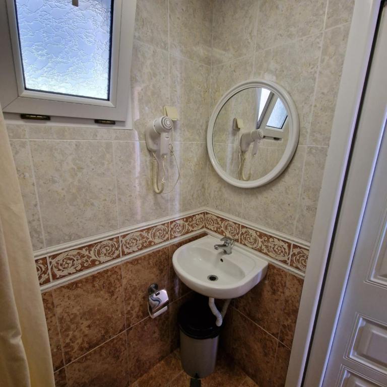 Villa Izvor - Dvokrevetna Soba sa Bračnim Krevetom i Balkonom - 1
