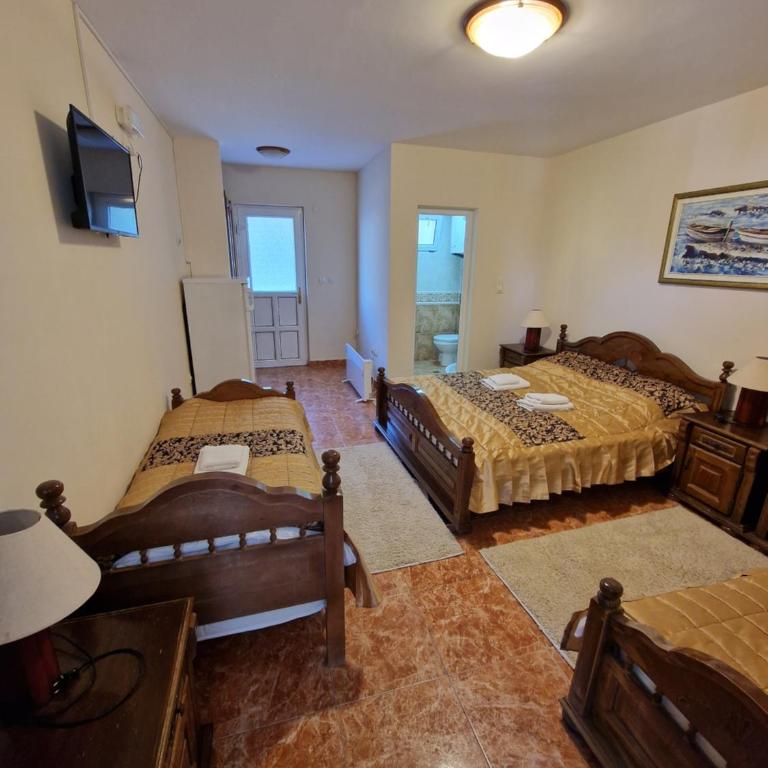 Villa Izvor - Četvorokrevetna Soba sa Balkonom - 3