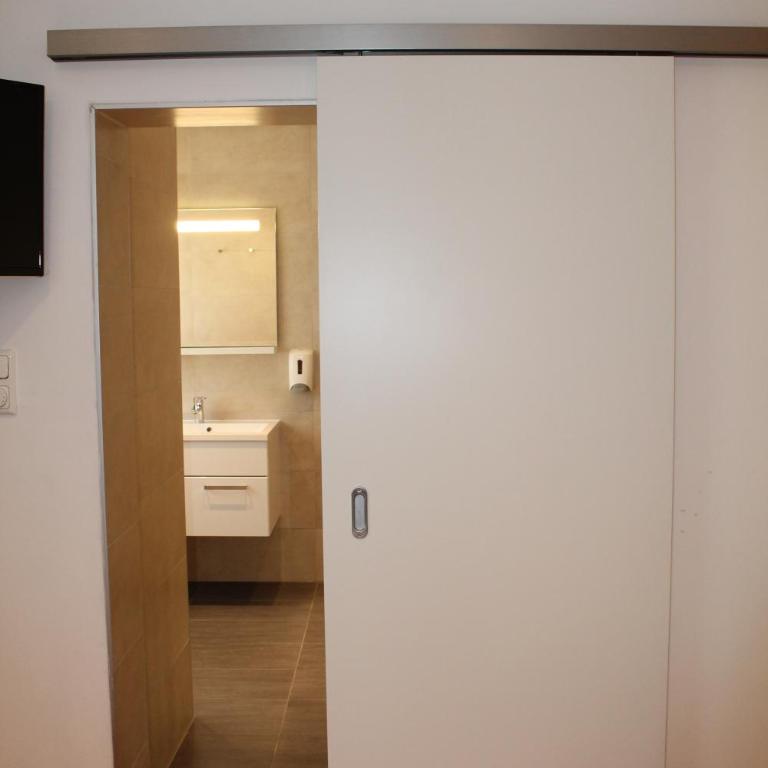 Pension Steinbichler - Apartments und Zimmer Check in 24-7 - Doppel-/Zweibettzimmer mit Stadtblick - 3