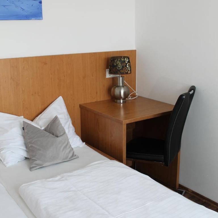 Pension Steinbichler - Apartments und Zimmer Check in 24-7 - Doppel-/Zweibettzimmer mit Stadtblick - 4