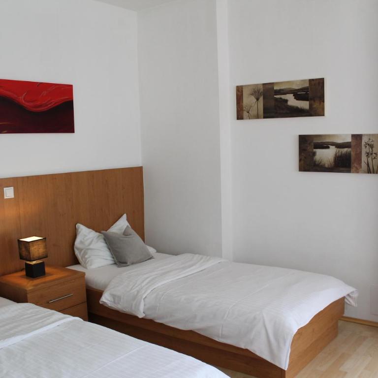 Pension Steinbichler - Apartments und Zimmer Check in 24-7 - Dreibettzimmer mit Balkon - 2