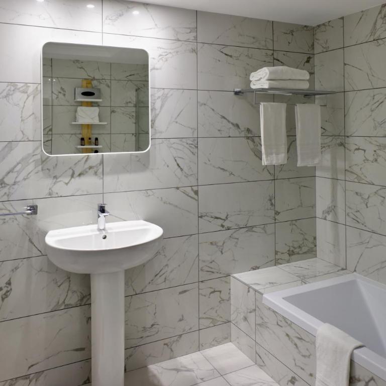 Résidence Carlton - Rénovée avec Piscine - Suite Supérieure - Vue sur Mer - 30