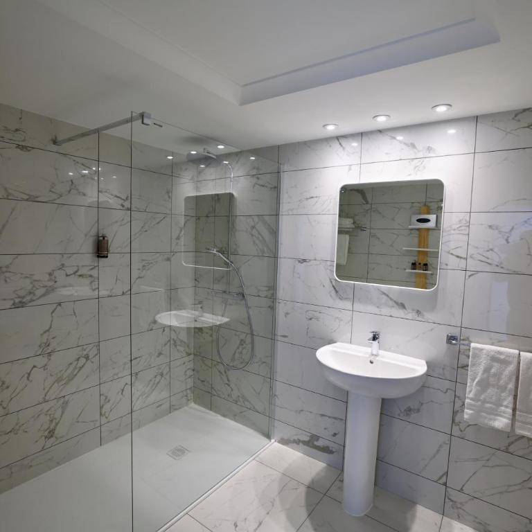 Résidence Carlton - Rénovée avec Piscine - Suite Supérieure - Vue sur Mer - 37