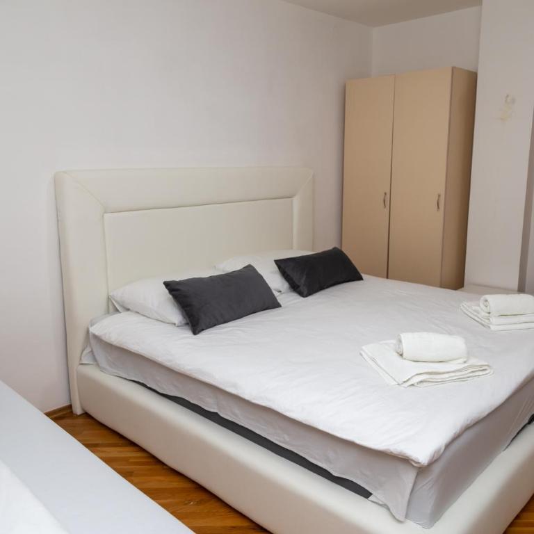 Grand Lux Apartmani Pale - Three-Bedroom Apartment - 9