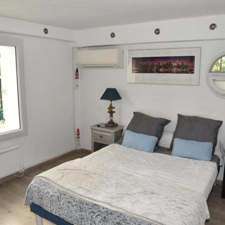 Rez de chaussée de Villa Marseille 9ème - Appartement 1 Chambre - 10