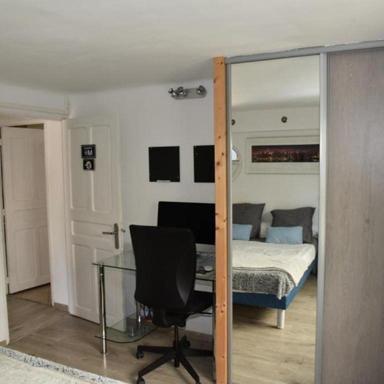 Rez de chaussée de Villa Marseille 9ème - Appartement 1 Chambre - 14