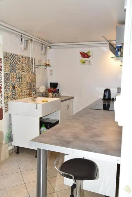 Rez de chaussée de Villa Marseille 9ème - Appartement 1 Chambre - 22