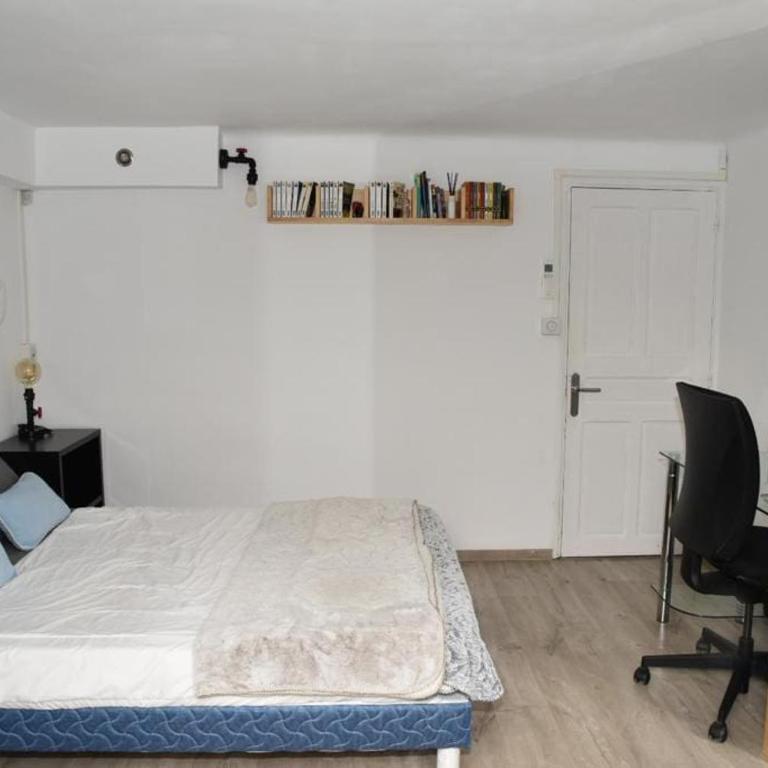 Rez de chaussée de Villa Marseille 9ème - Appartement 1 Chambre - 12