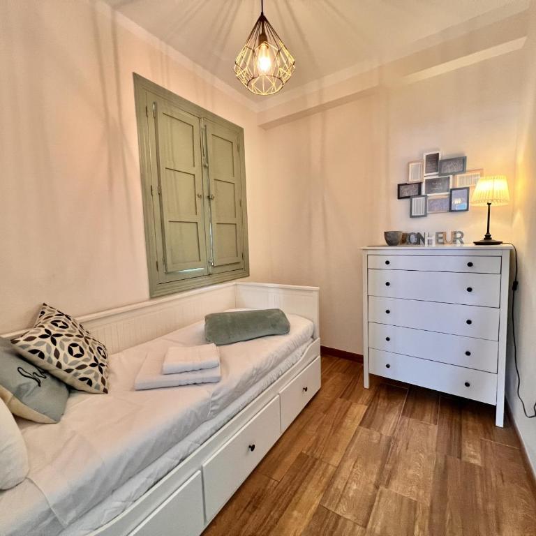 Downtown apartment by United renters - Three-Bedroom Apartment - 32