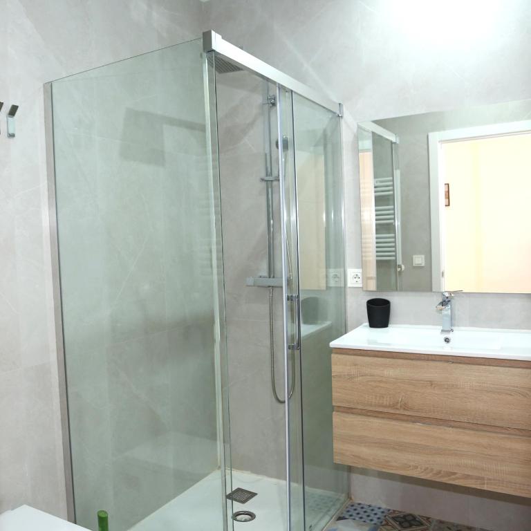 Piso Moderno a 2 minutos del Casco Viejo con Parking Gratis - Two-Bedroom Apartment - 37