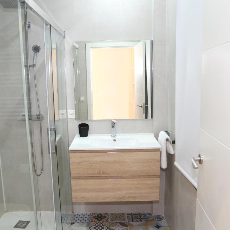 Piso Moderno a 2 minutos del Casco Viejo con Parking Gratis - Two-Bedroom Apartment - 39