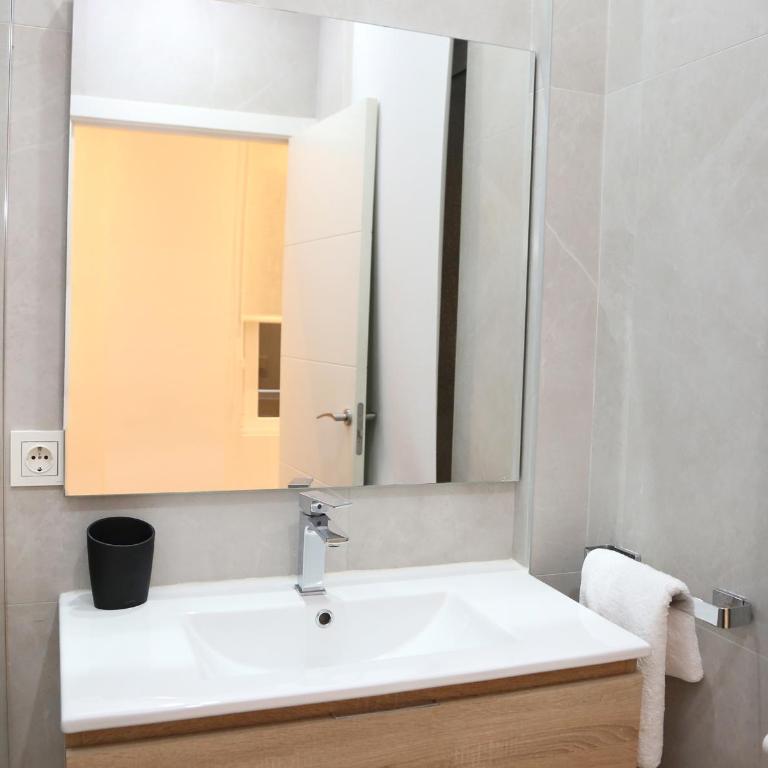 Piso Moderno a 2 minutos del Casco Viejo con Parking Gratis - Two-Bedroom Apartment - 42