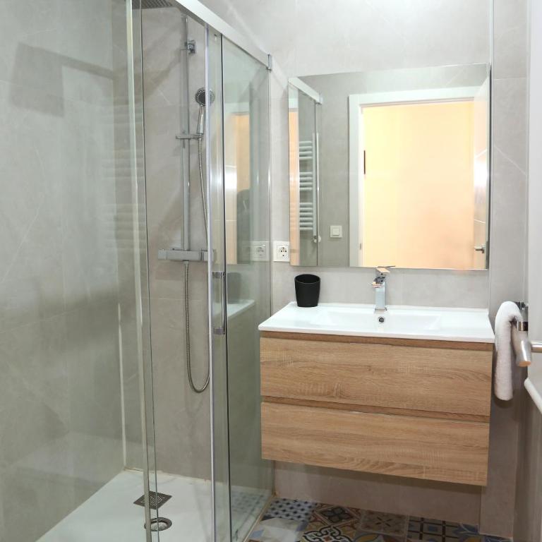 Piso Moderno a 2 minutos del Casco Viejo con Parking Gratis - Two-Bedroom Apartment - 38