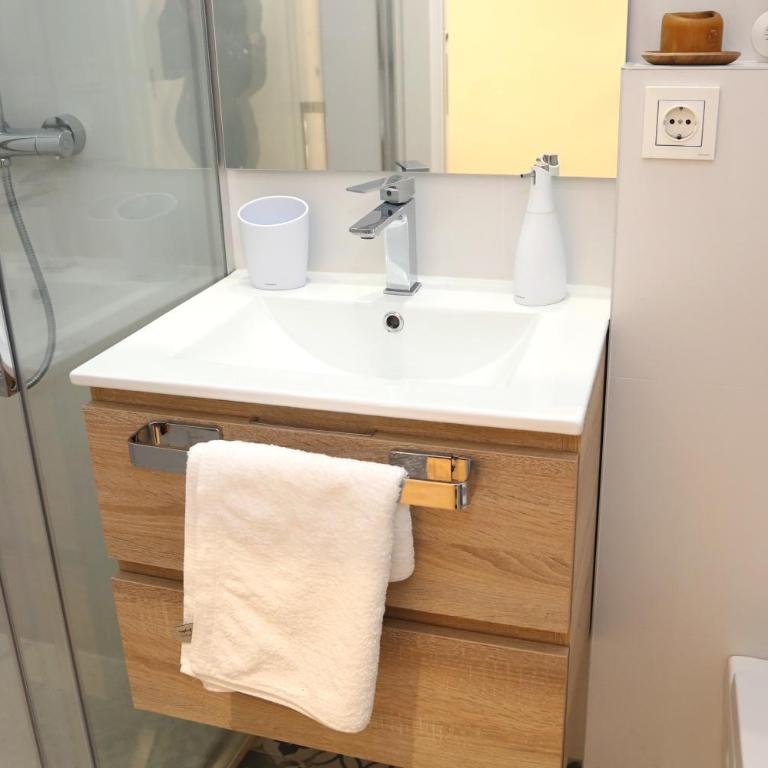 Piso Moderno a 2 minutos del Casco Viejo con Parking Gratis - Two-Bedroom Apartment - 43