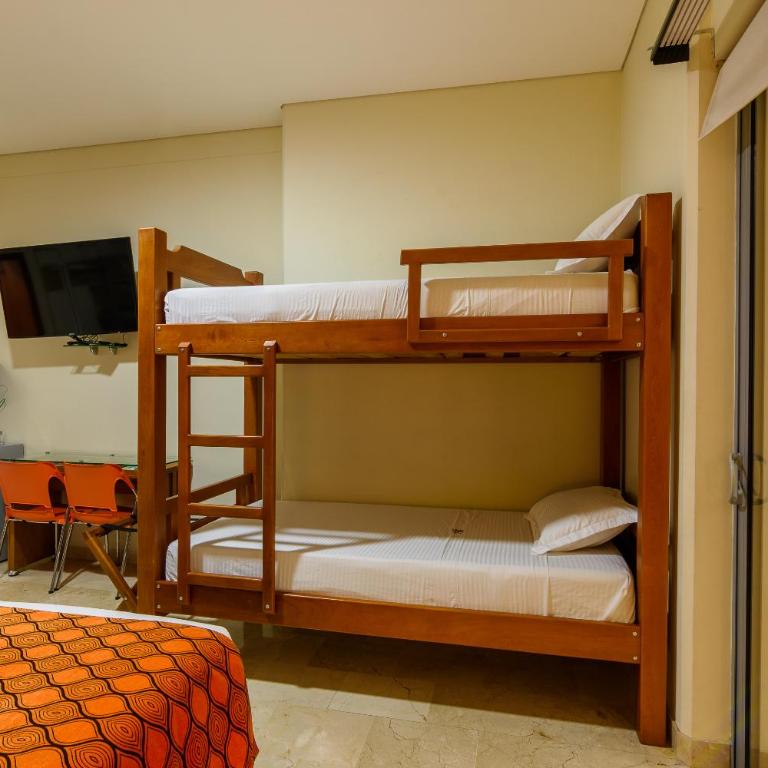 Hotel Dorado La 70 - Family Room with Balcony - 10