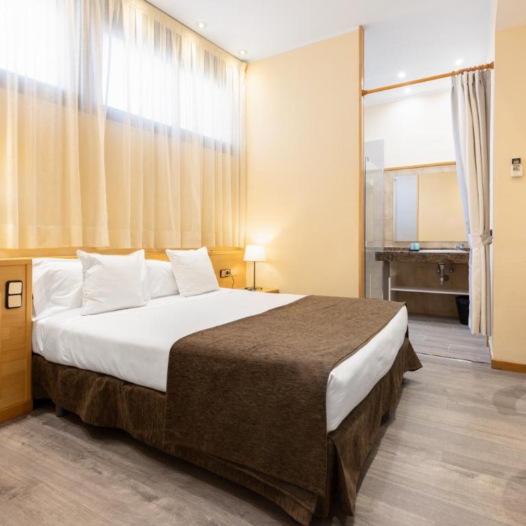 Apartamentos DV - Double Room with Private Bathroom - 2