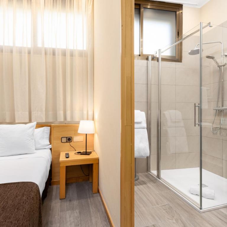 Apartamentos DV - Double Room with Private Bathroom - 1