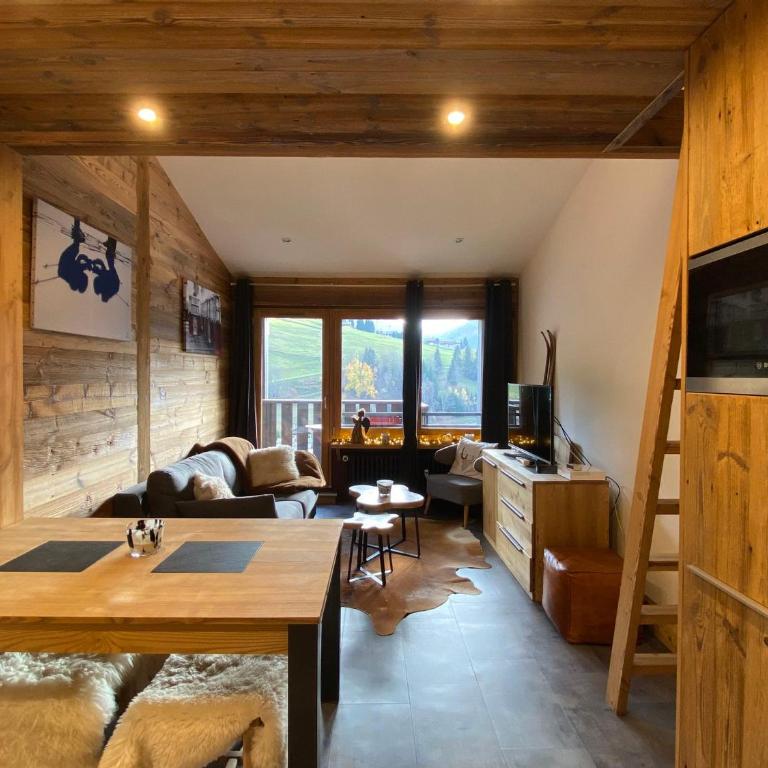T2 + Coin Nuit 6 Pers, Sud, Wifi, La Clusaz - FR-1-437-99 - Appartement - 1