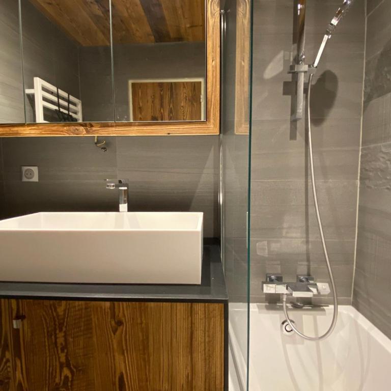 T2 + Coin Nuit 6 Pers, Sud, Wifi, La Clusaz - FR-1-437-99 - Appartement - 8