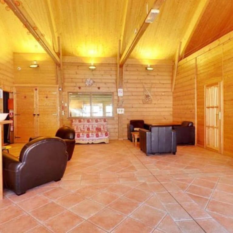 Grand chalet en bois avec vue splendide - Three-Bedroom Chalet - 15