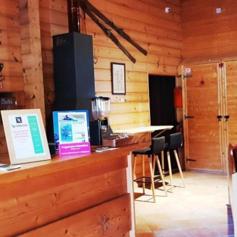 Grand chalet en bois avec vue splendide - Three-Bedroom Chalet - 13