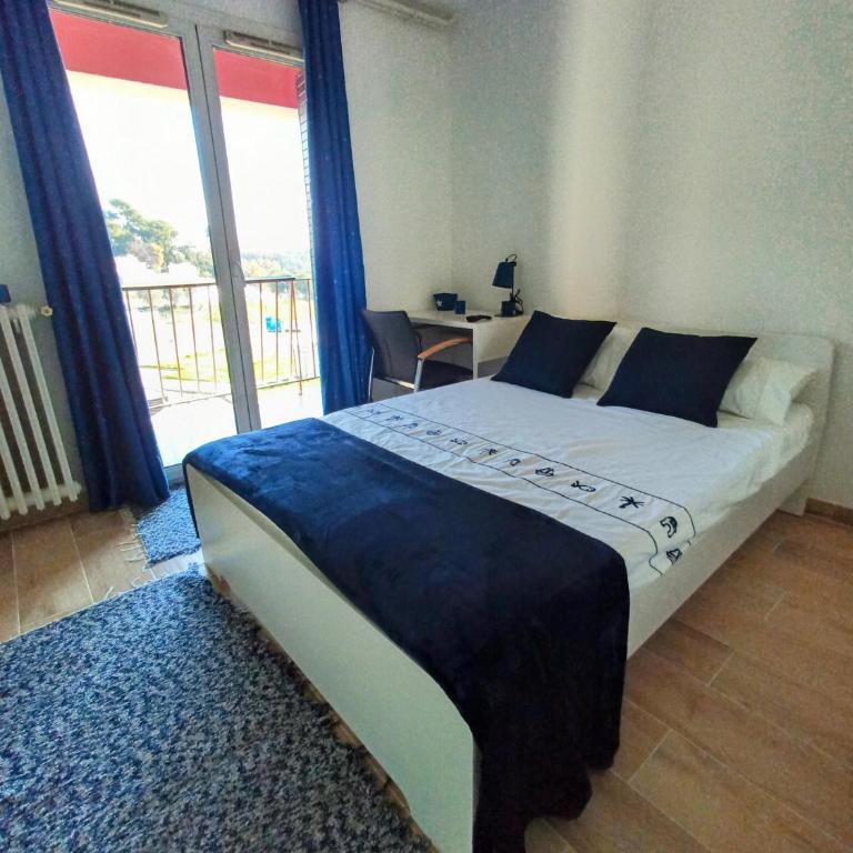 Private room in renovated apartment - Tram 1 min walk - Doppelzimmer mit Balkon und Meerblick - 15
