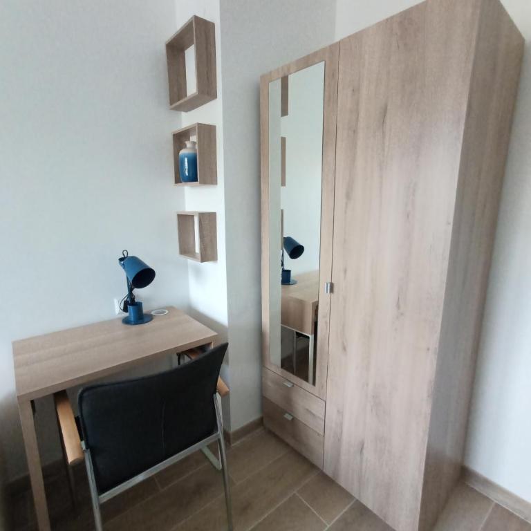 Private room in renovated apartment - Tram 1 min walk - Zweibettzimmer - 1