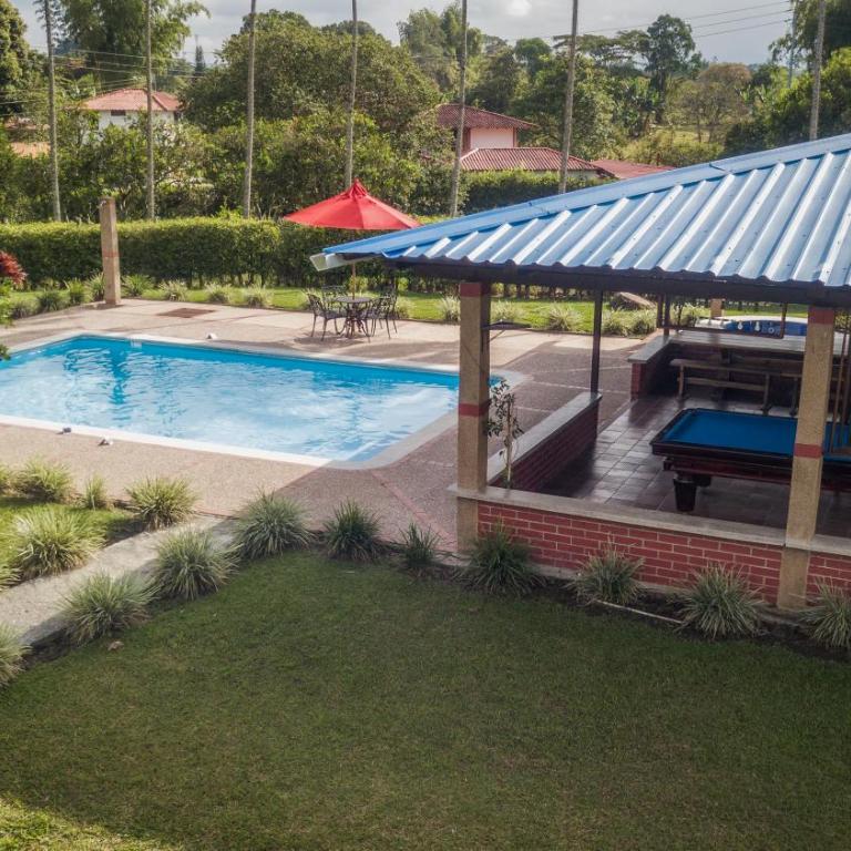 Finca privada exclusiva con piscina y jacuzzi Ideal para grupos y celebraciones en Montenegro - Casa de 4 dormitorios - 2